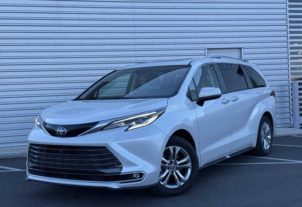 Toyota Sienna Platinum 7-Passenger      2023