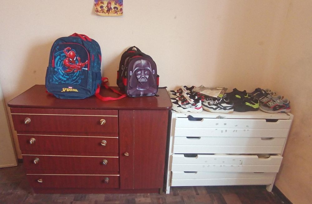 Vende se  uma cama de solteiro e 2 cômoda