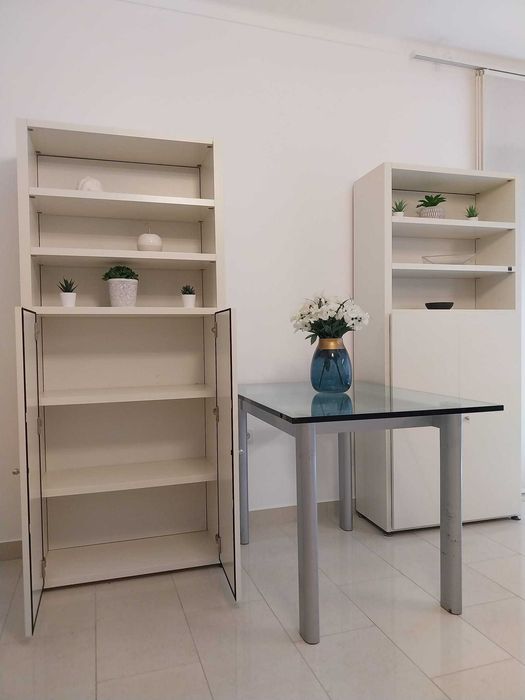 Duas Estantes e Mesa metálica com vidro temperado