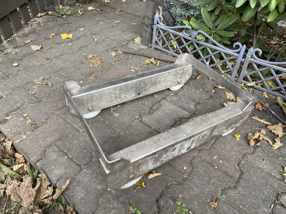 Solidny metalowy wózek transportowy na kołach – ciężki / przemysłowy