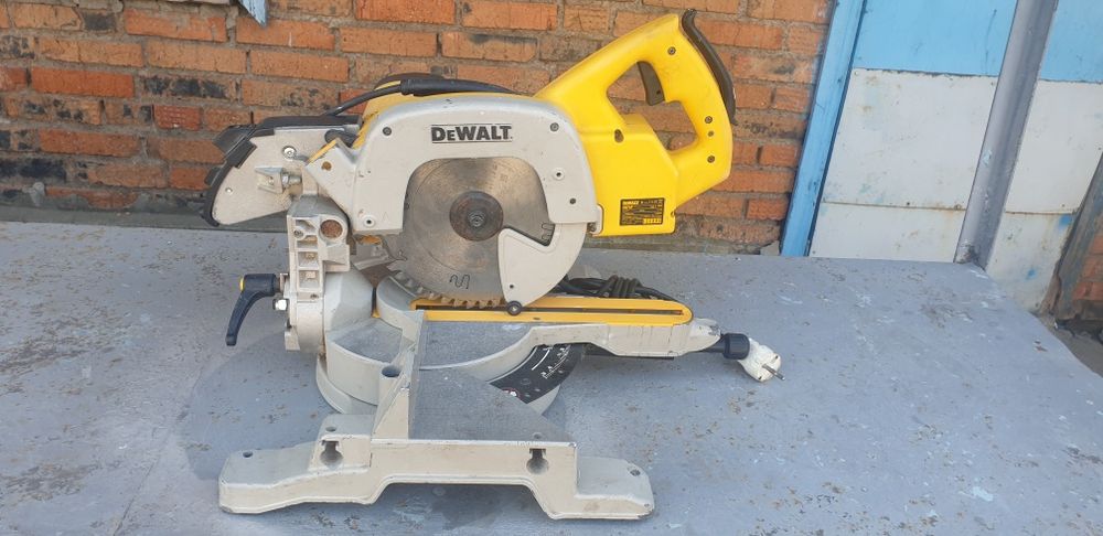 Продам  торцовочную пилу углорез"Dewalt"DW707с протяжкой made in Italy