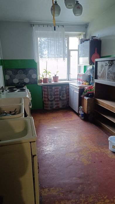 Кімната в гуртожитку. Є власний санвузол.