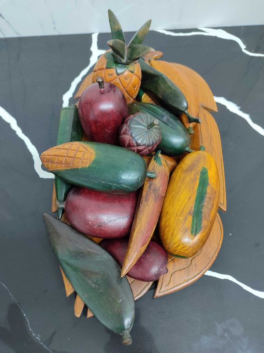 Travessa com 15 frutas decorativas em madeira em excelente estado