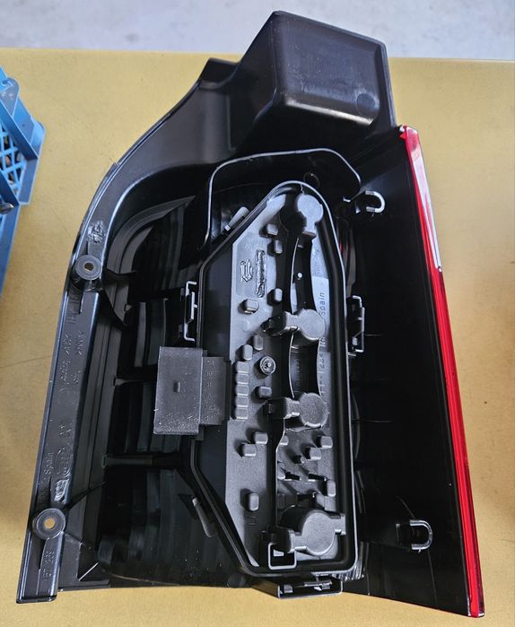 VW Transporter T5 nowa tylna lewa lampa Hella