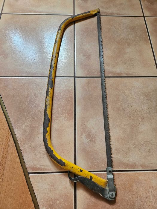 Stara piła ręczna do cięcia drewna