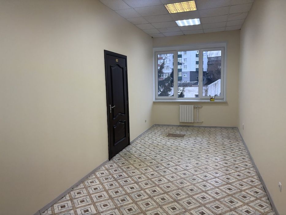 Офіс з трьох кабінетів з безпроблемною парковкою