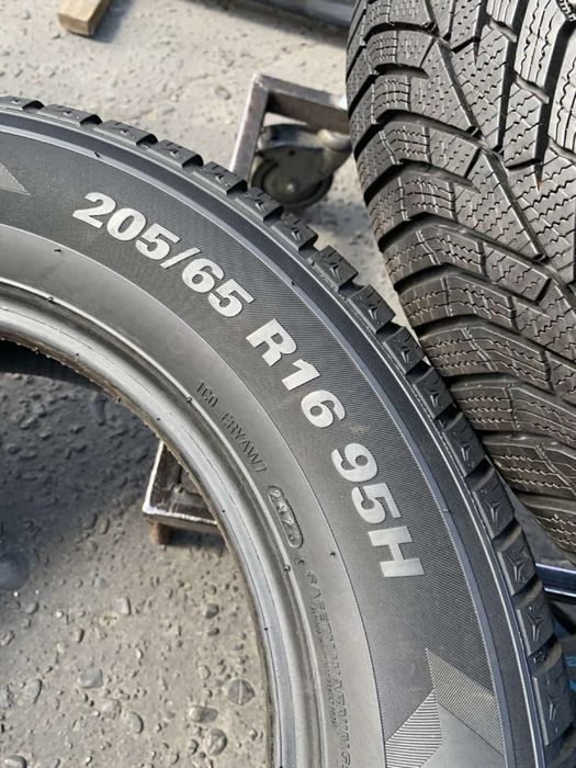 Шини 205/65 R16 Kumho 2023р зима  7,8/7,6мм