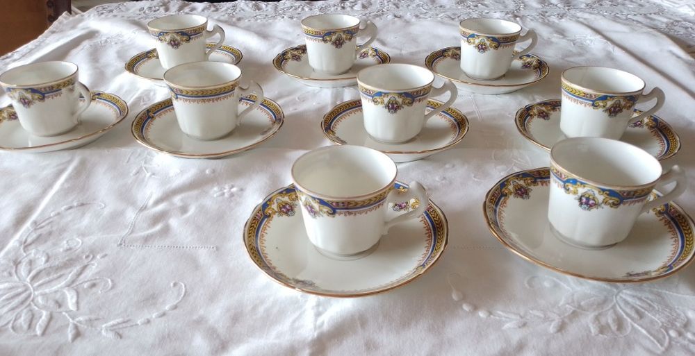 Chávenas café antigas em porcela