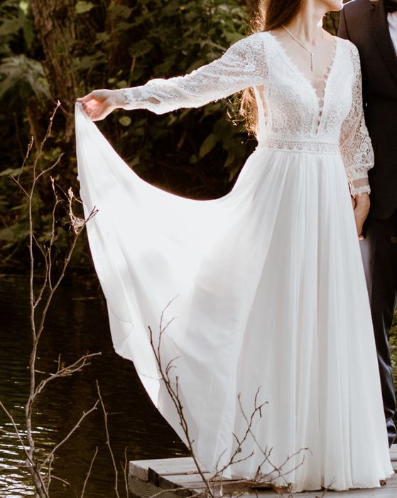 Suknia ślubna z długim rękawem.
