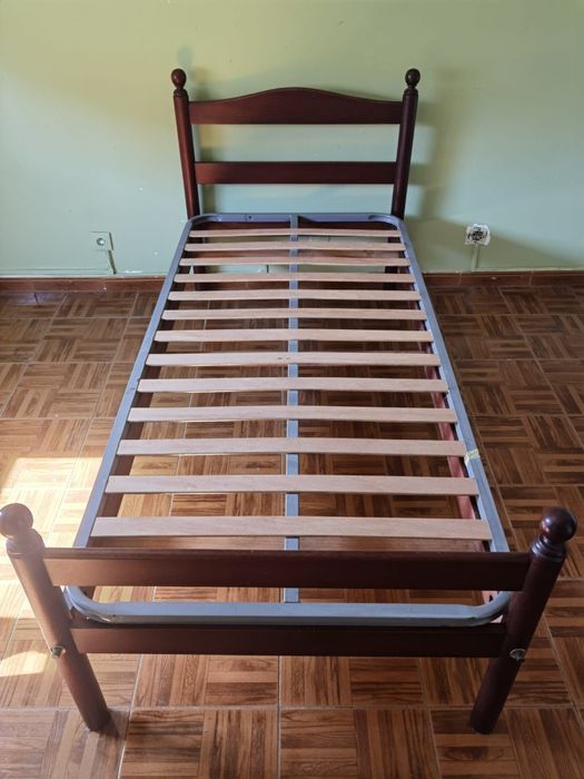 Cama de solteiro em madeira com estrado