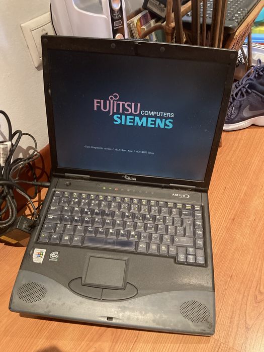 Computador Fugitsu siemens antigo para colecao