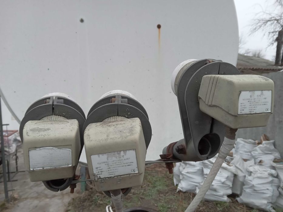 Спутниковая антена Variant с 3-мя головками и кабелем