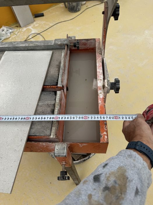 Maquina corte pedra azulejo com agua