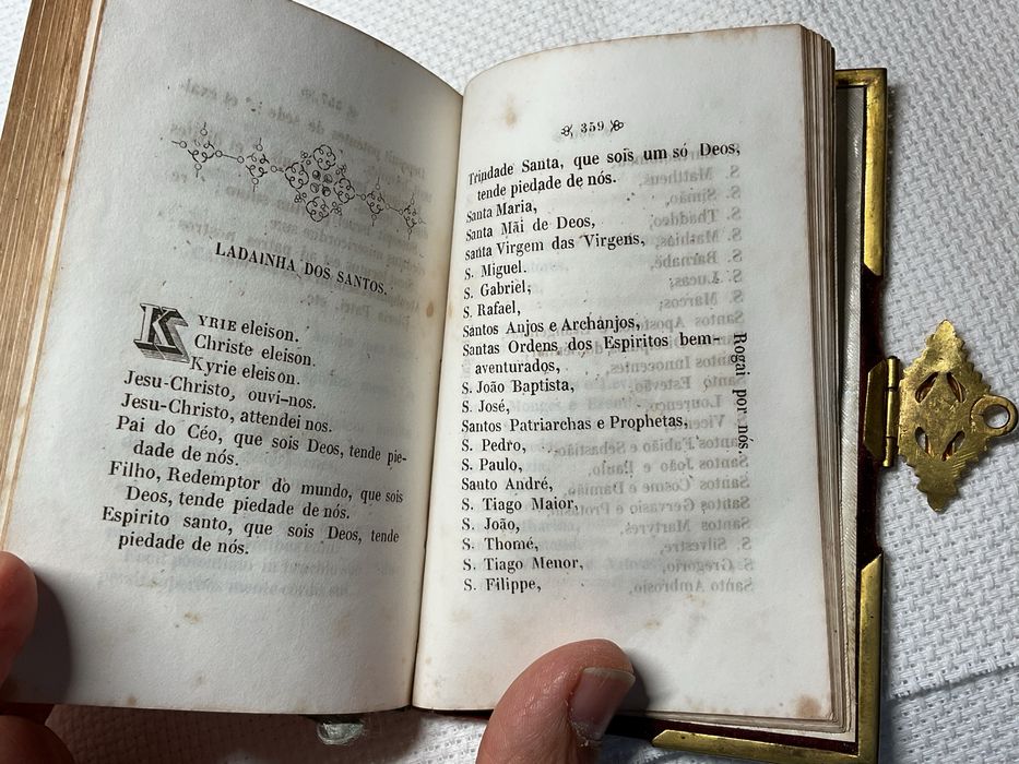 Livro religioso com ferragens douradas - Preces e orações quotidianas