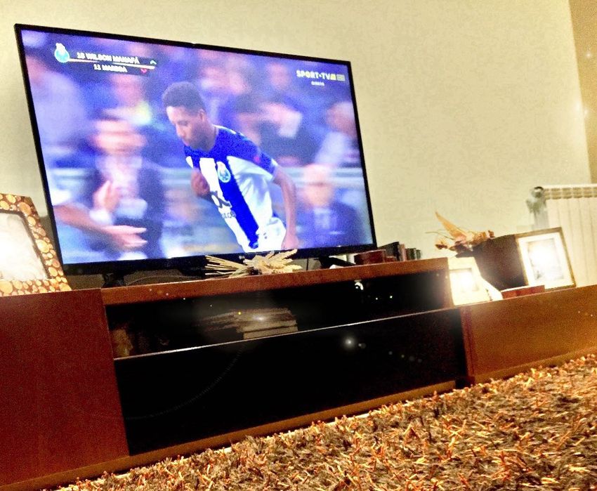 Móvel de TV em madeira maciça