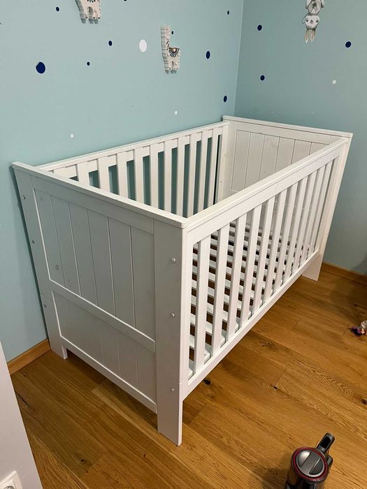 Zestaw mebli dziecięcych Pinio: łóżeczko, komoda z przewijakiem, szafa