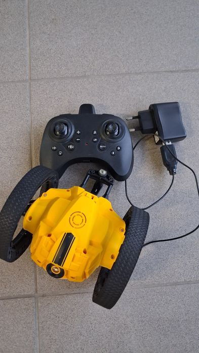 Dron na kółkach jeździ skacze gra