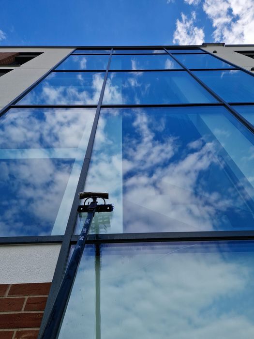 Profesjonalne mycie przeszkleń – okna, witryny, lustra | Technologia czystej wody | Do 9 m