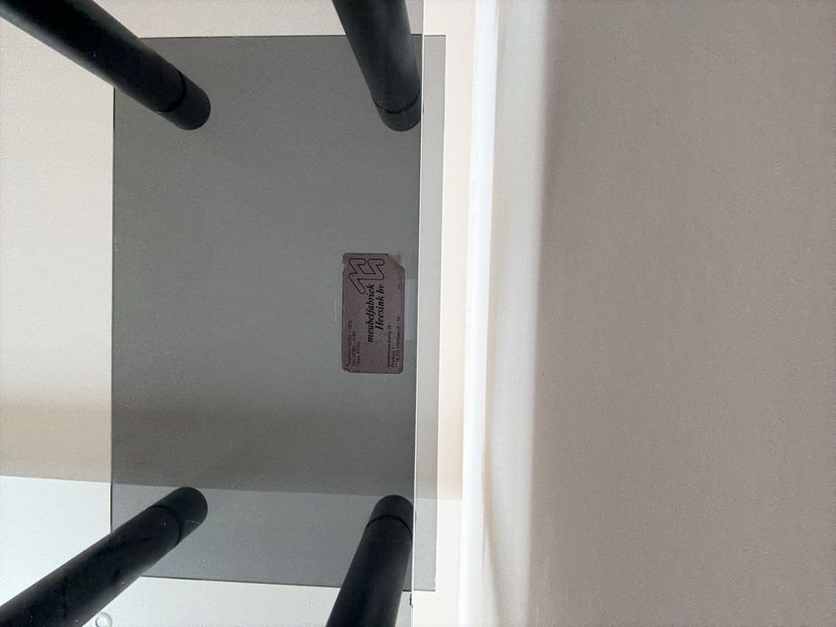 Estante de prateleiras preta de vidro