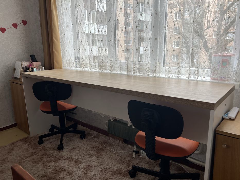 Стол и два стула