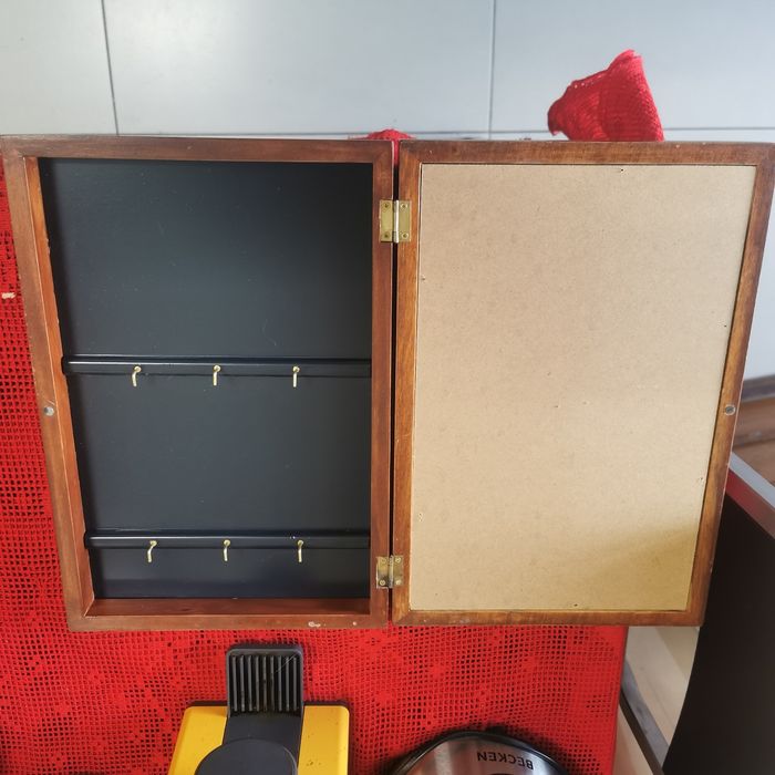 Chaveiro em madeira e vidro