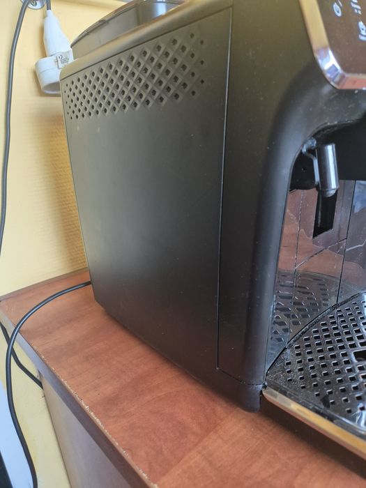 Ekspres Philips LatteGo EP3200 w kolorze czarnym