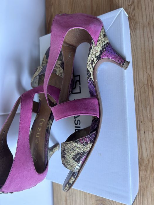 Sandalias  de tiras em pele novas