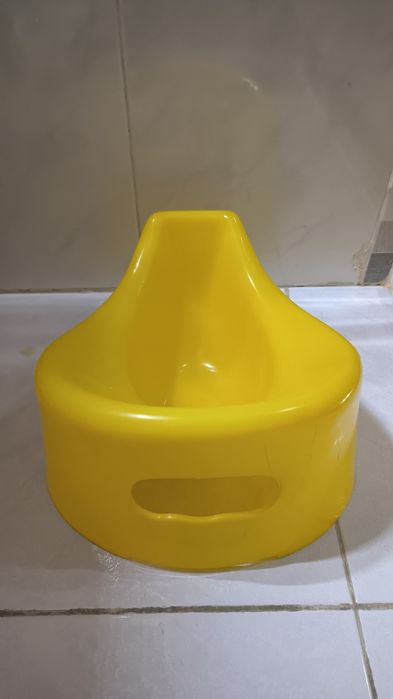 Pote amarelo de criança