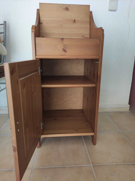 Duas mesas de cabeceira madeira (muita arrumação)