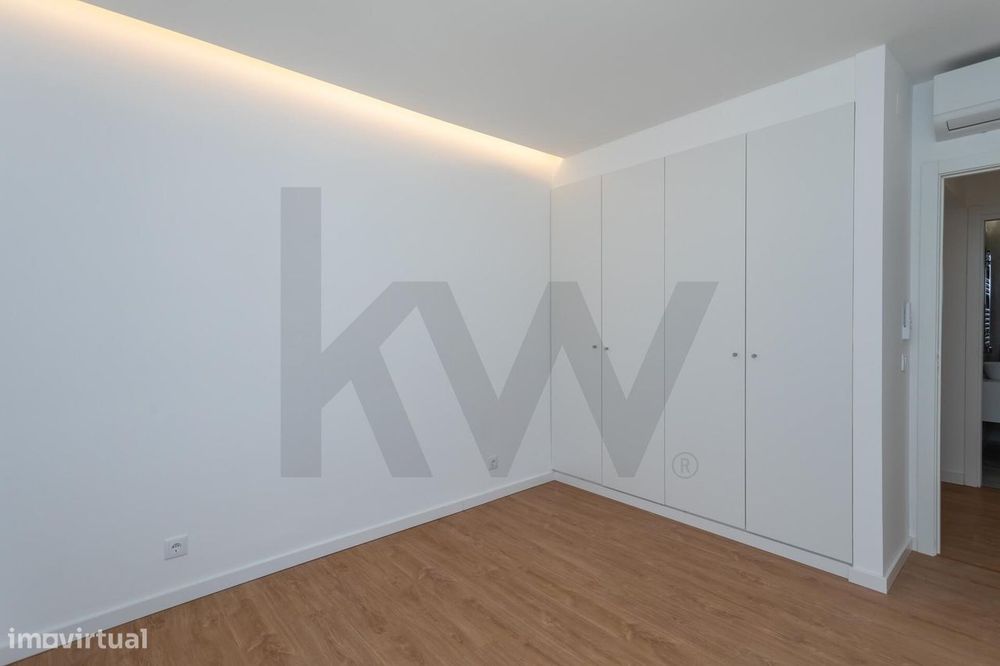 Charmosa Moradia T5 com Jardim Totalmente Remodelada -  Sassoeiros, Ca