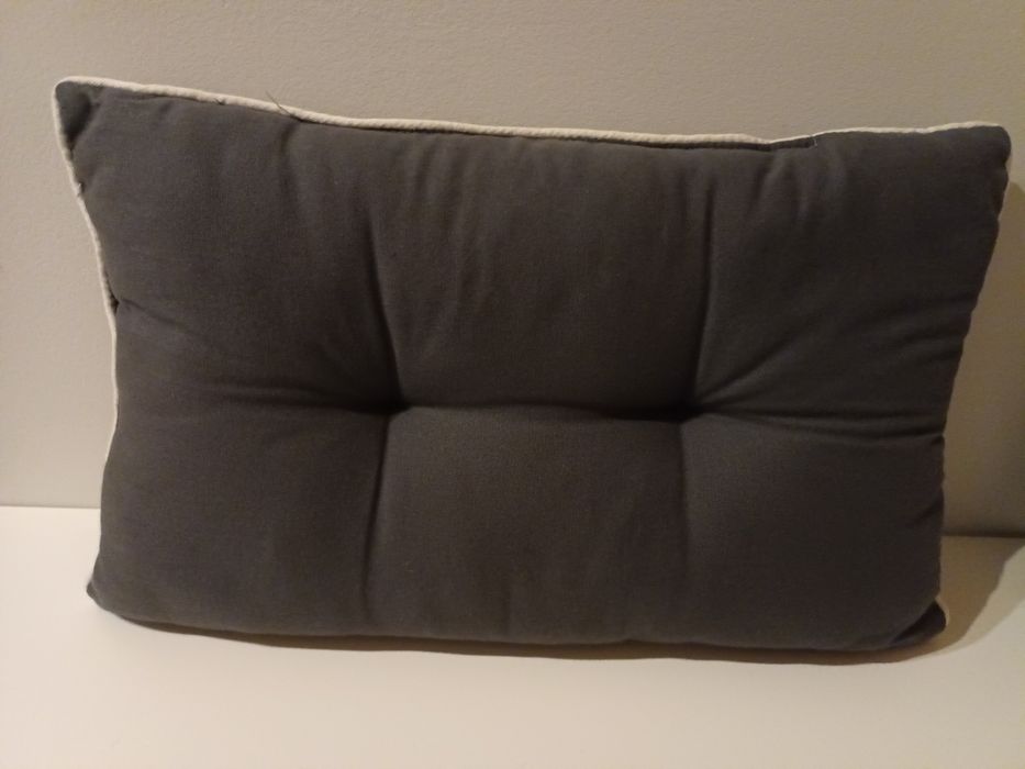 Duas almofadas cinza escuro novas