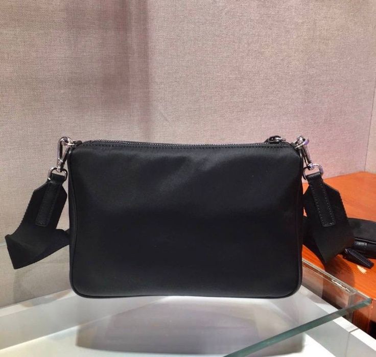 Сумка Prada 2VH113 Re-Nylon and Saffianо bag чоловіча чорна мужская