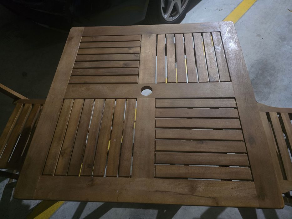 Conjunto Mesa e duas cadeiras