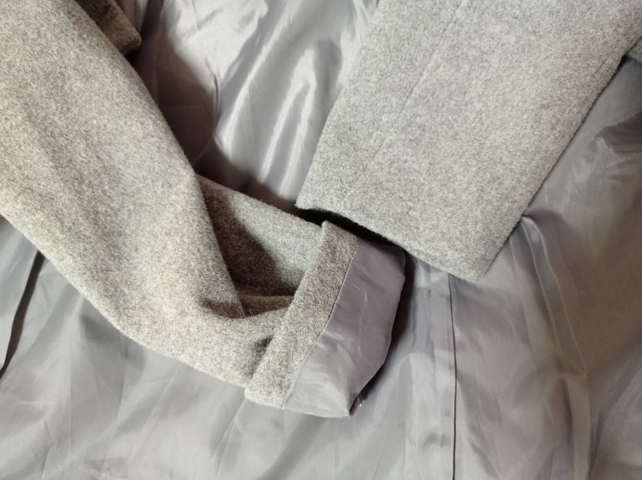 Стильне базове сіре пальто