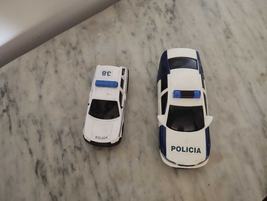 2 carros da polícia.