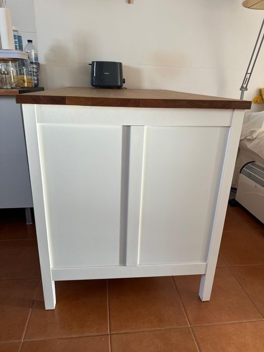 Ilha de cozinha IKEA TORNVIKEN – branco-bege/ carvalho  com 2 cadeiras ROSENTORP