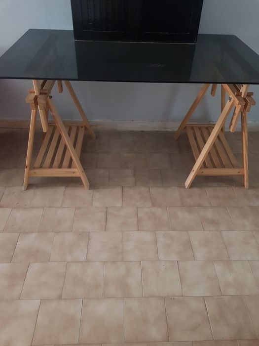 Mesa com tampo em vidro