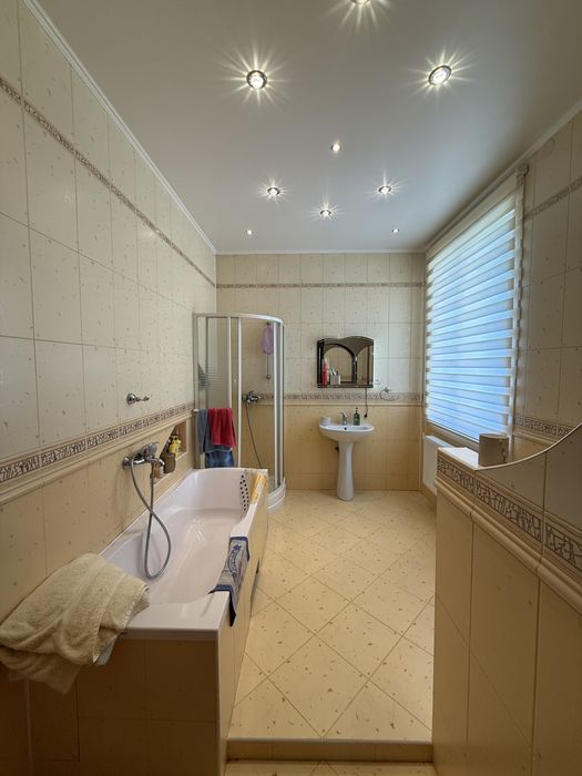 Продається просторий будинок