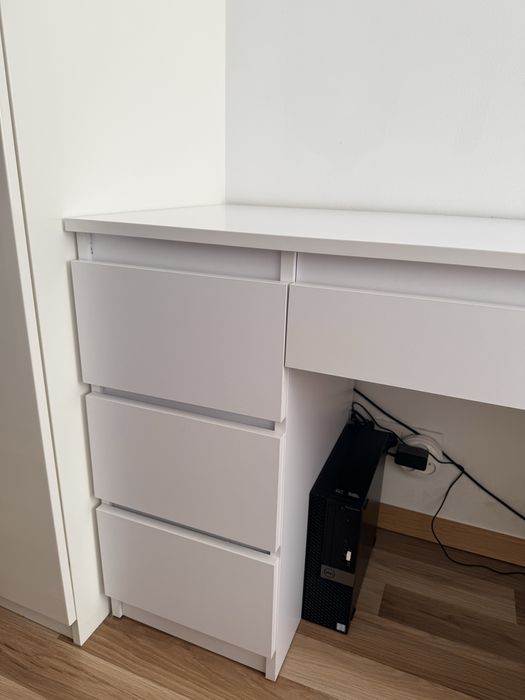 Białe biurko jak nowe