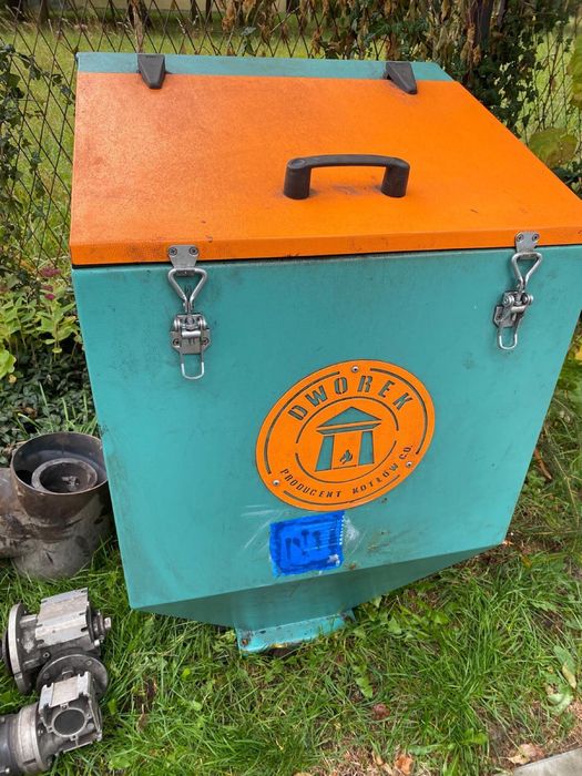 Komplet podajnik z koszem zasypowym DWOREK