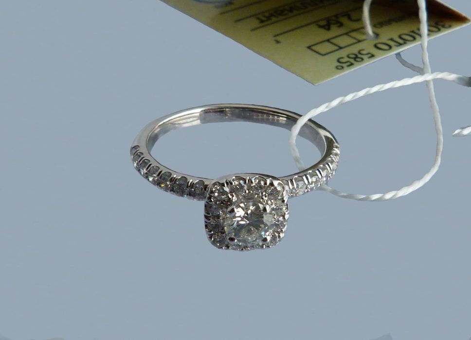 Золотое кольцо с бриллиантами в стиле Tiffany