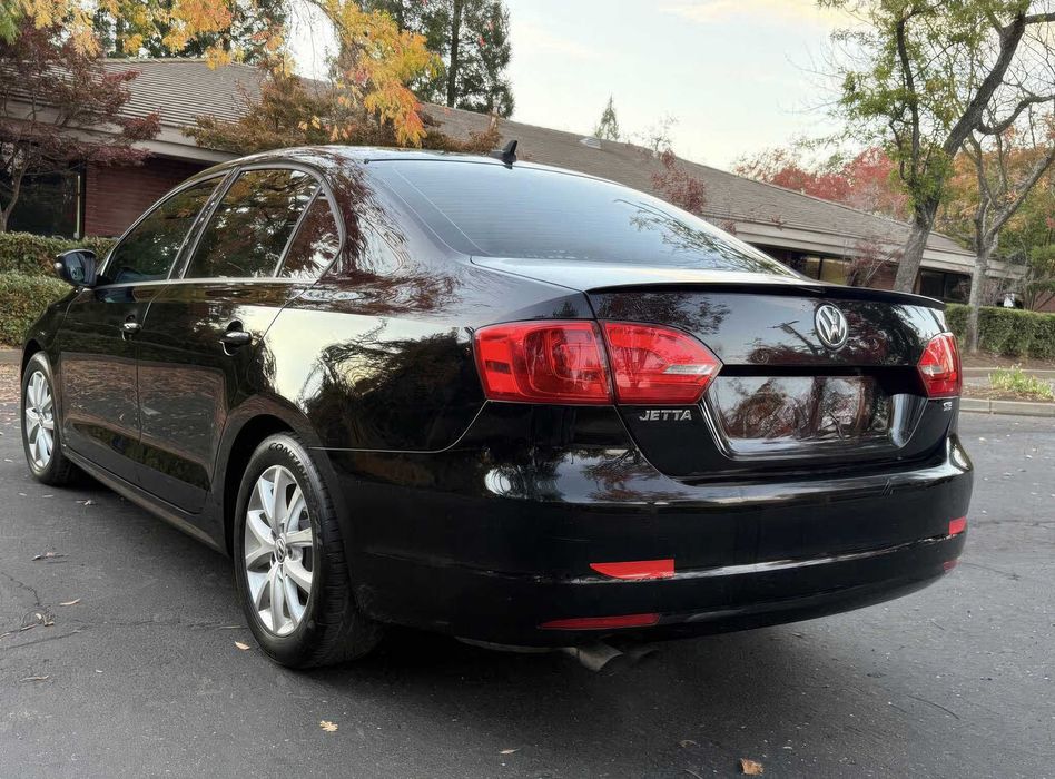 Volkswagen Jetta SE with Connectivity      2014