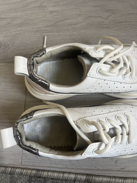 Кросівки жіночі шкіряні