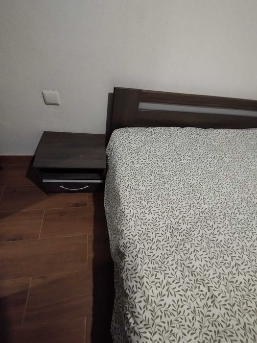 2 camas completas , 1 comoda e 2 mesas cabeceira