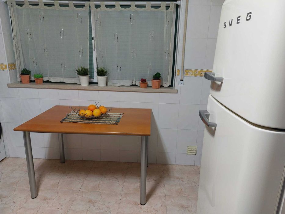 Conjunto mesa de cozinha (120 x 80cm)) + 4 cadeiras + 2 bancos balcão.