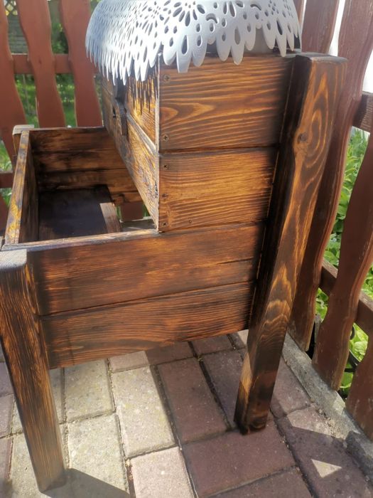 Drewniana donica na kwiaty