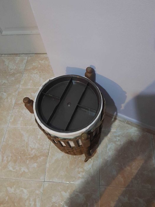 Caixa de Costura com 3 pernas em Vime anos 70