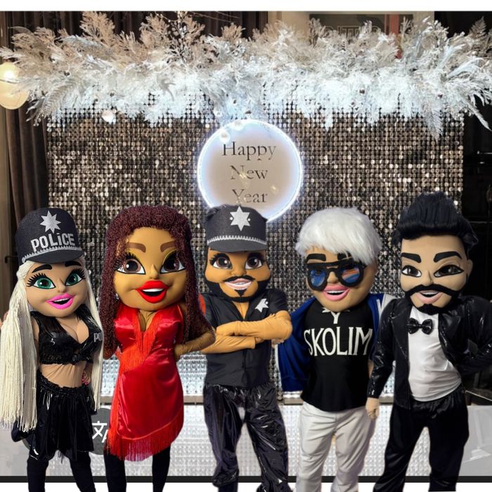 Żywa maskotka, tancerze, Skolim, kobieta mężczyzna Alvaro policjant