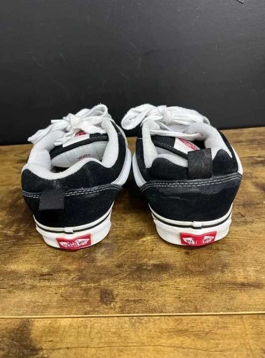5F Czarno-białe trampki Vans Knu Skool unisex 38,5