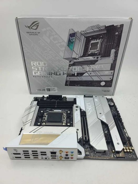 Материнська плата Asus ROG STRIX X670E-A Gaming Wi-Fi (sAM5, AMD X670, PCI-Ex16)